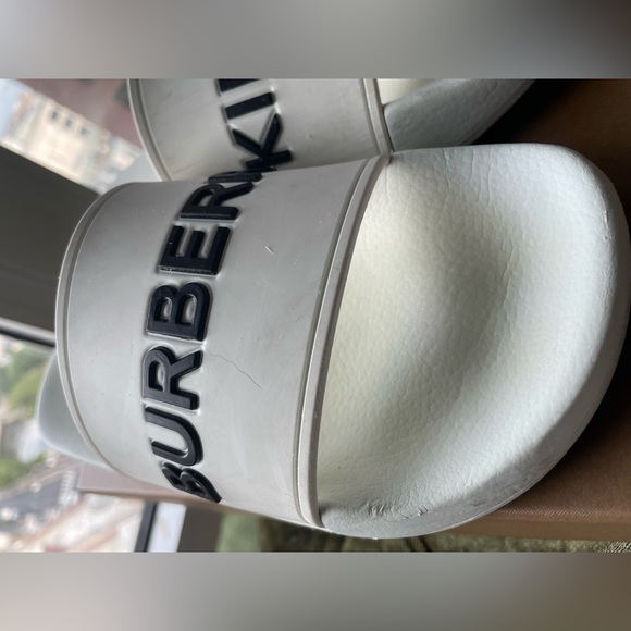 Burberry Kingdom LOGO SLIDES - Picture 9 of 16